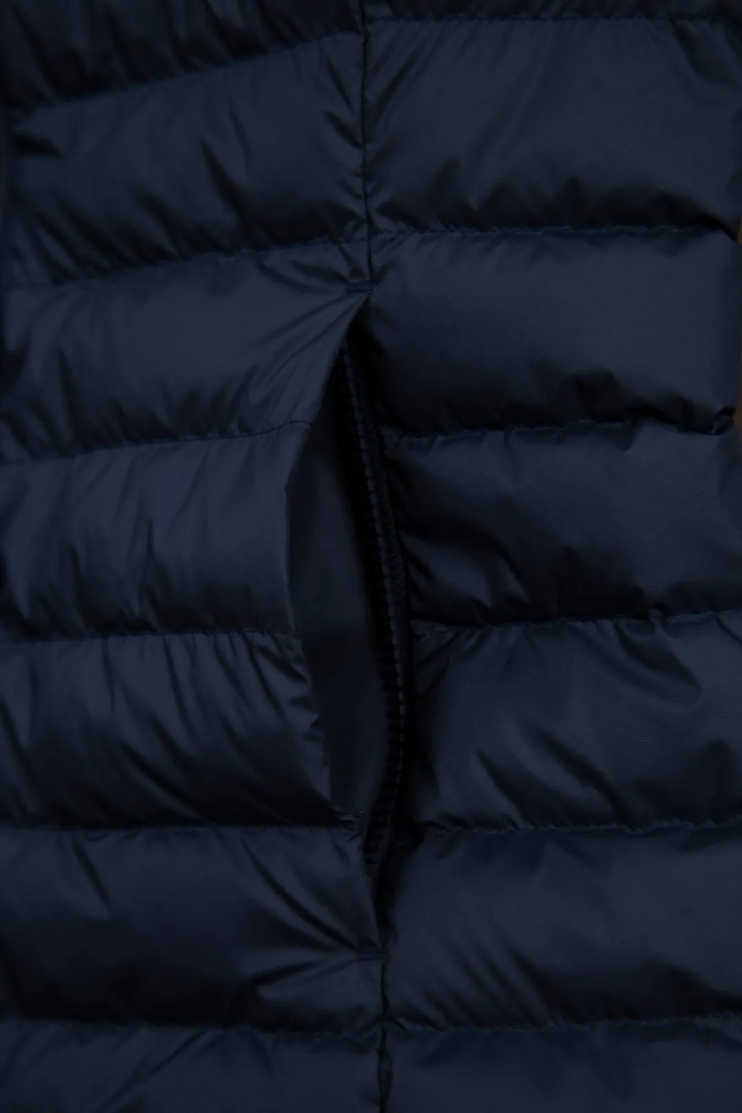 P340 Actual Photos [Popular in Winter] Style No.: 25125# Color: Black/Navy Blue/Almond Size: S-XL - Ralph Lauren/Ralph Lauren 2025FW Popular Winter Item Stand Collar Three-Zip Couple Style Rib Down Vest Vest - Craftsmanship 400T diamond-proof nylon on the face Grid down filling inside 400T high-density gallbladder isolation - Correct slightly waisted version on both sides The placket is made of cotton webbing and has double zipper pockets on both sides - RL's hottest vest this year. Out of stock at counters. A treasure item with a winter atmosphere. It comes in three basic colors. It can be worn by both men and women, especially the creamy white with a warm red feel. Comes with a beauty filter, which girls love. The overall fluffiness is just right. It is light and not bloated. It is very chill. It can enhance the overall fashion sense whether worn outside or inside.